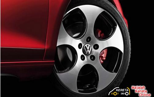 GOLF GTI 7 The Golf GTI s features 18 Detroit alloy wheels