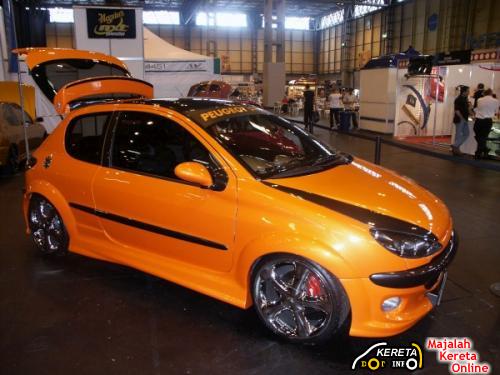 This Peugeot 206 looks sporty with this black and orange colour.