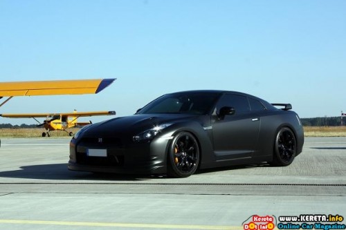 But not on this R35 GTR The matte black simply makes the car looks gorgeous