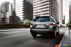 2011-Toyota-Highlander-Rear-Side-View