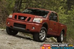Nissan-Titan-2011-Front-Angle-View-670x447