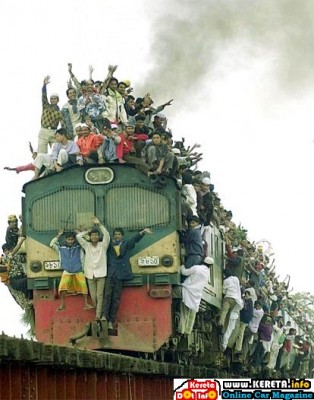 EXTREMELY FULL TRAIN IN INDIA MAIN TRANSPORTATION