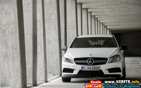 Mercedes-Benz-A45-AMG-2014-widescreen-05